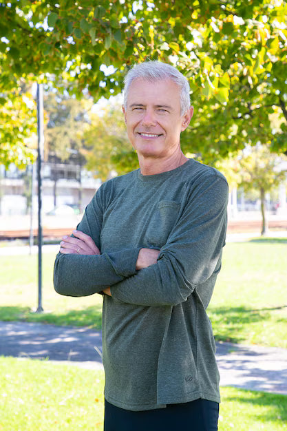 files/homme-age-mur-positif-bras-croises-debout-exterieur-souriant-tir-vertical-personne-sportive-mature-concept-mode-vie-actif_74855-12951.avif